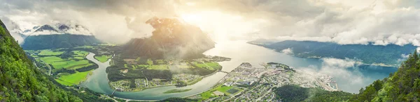 Andalsnes 町、山の風景とフィヨルド V のパノラマ ビュー — ストック写真