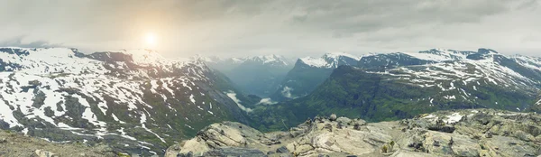 Vista panorâmica sobre a paisagem da montanha da Noruega Fotos De Bancos De Imagens Sem Royalties