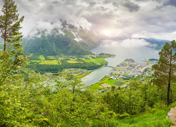 Vista panorâmica da cidade de Andalsnes, paisagem montanhosa e fiorde V Imagens De Bancos De Imagens Sem Royalties