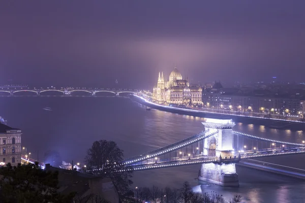 Budapeszt nocą, Węgry, widok na most łańcuchowy i Par — Zdjęcie stockowe