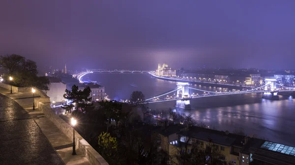 Budapest di notte, Ungheria, Veduta sul Ponte delle Catene e il Par — Foto Stock