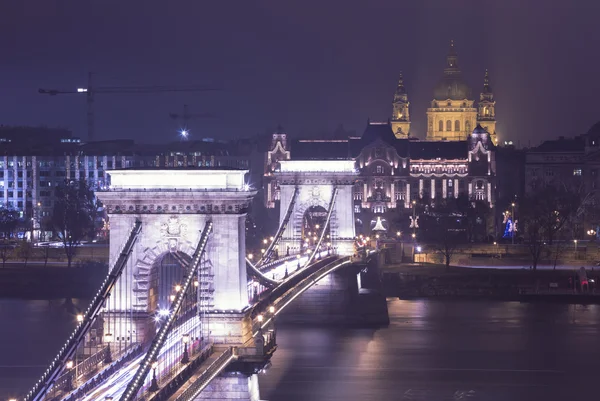 Budapest nachts, Hongarije, uitzicht op de Kettingbrug en de St. — Stockfoto