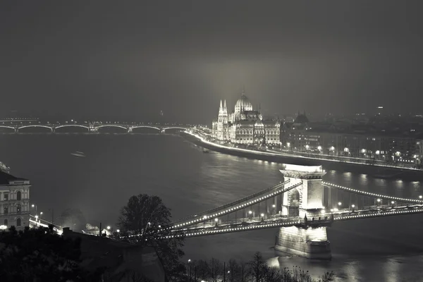 Βουδαπέστη τη νύχτα, Ουγγαρία, θέα στη γέφυρα των αλυσίδων και το Par Εικόνα Αρχείου