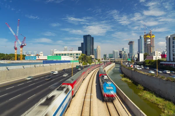 テル ・ アビブおよび Ramat Gan 街並みを日・ アヤロンを高速道路 — ストック写真