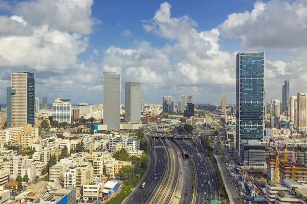 Panorama města Tel Aviv a Ajalonská dálnice na zamračený den — Stock fotografie