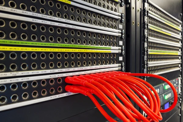 Червоні кабелі з'єднані з телефоном та лінією Інтернету — стокове фото