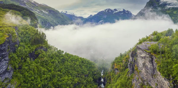 Noorwegen bergen en uitzicht op de Fjord - wolken boven Geirangerfjord, St — Stockfoto