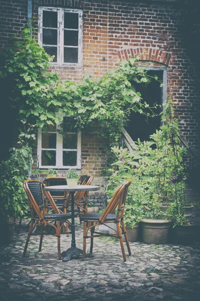 Accogliente terrazza del caffè francese nella vecchia piccola città europea Immagine Stock