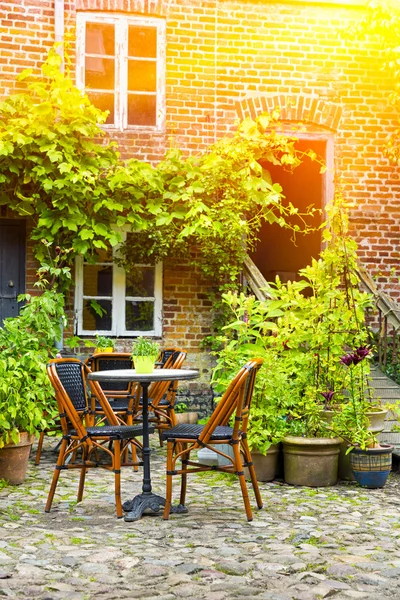 Gemütliche französische Caféterrasse in einer kleinen europäischen Stadt lizenzfreie Stockbilder