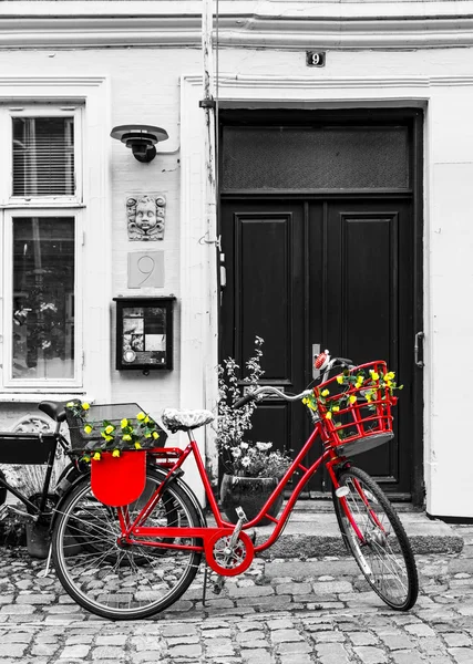 Retro vintage red bicycle on cobblestone street in the old town. — Stock Photo, Image