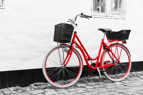 Retro vintage bicicletta rossa su strada di ciottoli nel centro storico . Immagini Stock Royalty Free