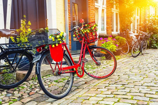 Retro vintage red bicycle on cobblestone street in the old town — Stock Photo, Image