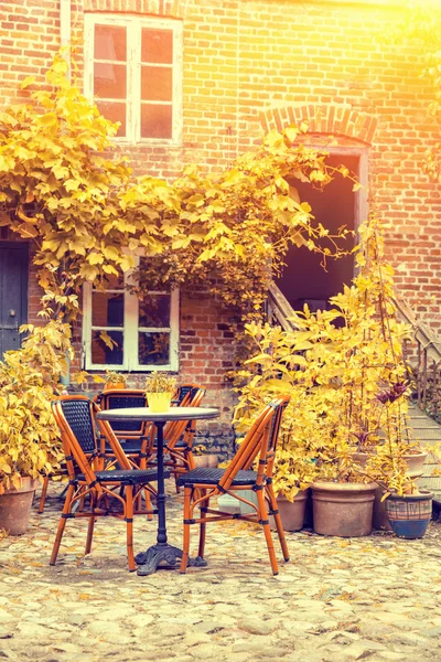 Gezellige Franse Cafe terras In oude kleine Europese stad Rechtenvrije Stockfoto's