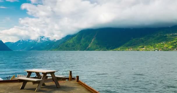 Norwegen Berge und Fjord Blick - Wolken Zeitraffer — Stockvideo