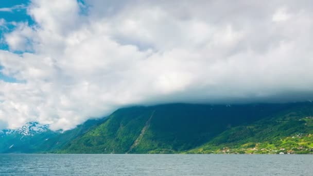 Noorwegen bergen en uitzicht op de Fjord - wolken time-lapse, Pan links — Stockvideo