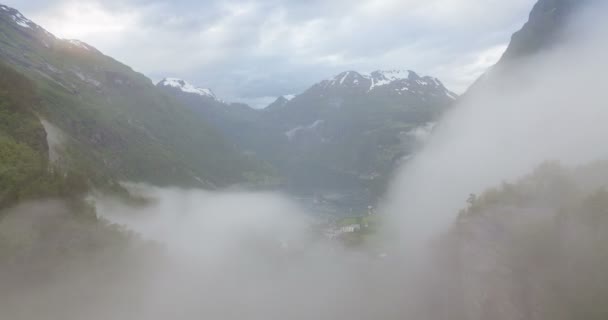 Góry Norwegii i widokiem na fiord - upływ czasu chmury — Wideo stockowe