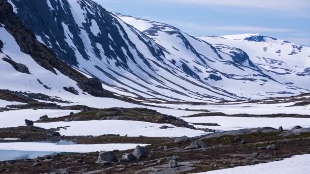 Rauma, Norwegen. verschneite Bergszene - rechts schwenken — Stockvideo