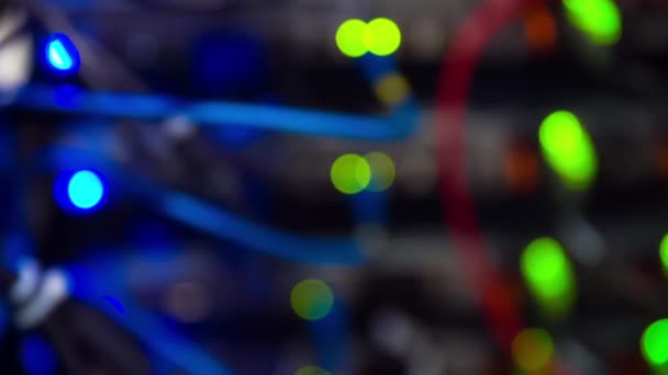 Luzes desfocadas de servidores de dados de trabalho modernos com cabos e luzes LED piscantes — Vídeo de Stock