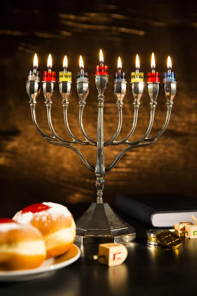 Jánuca de fiesta judía con Menorah, Torá, Donuts y D de madera — Foto de Stock