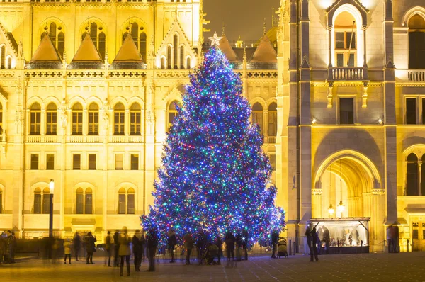 Albero di Natale davanti all'edificio del Parlamento, a Kossuth Squa — Foto Stock