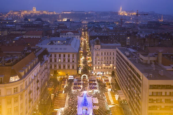 Budapest Al Twillight Skyline - Fiera di Natale della Basilica — Foto Stock