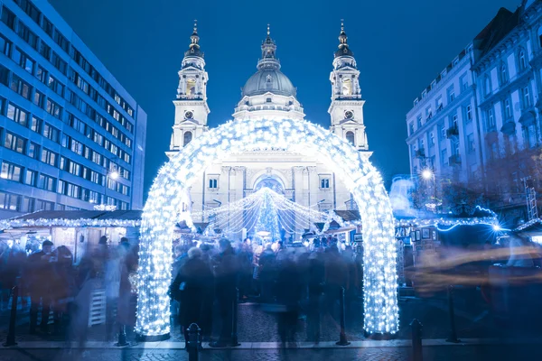 Albero di Natale in Piazza della Basilica di Santo Stefano, Budapest, Hunga — Foto Stock