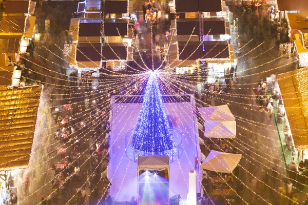 Weihnachtsbaum auf dem Petersplatz, Budapest, hunga — Stockfoto