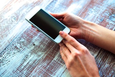 Kızın elinde cep telefonu