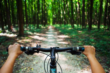 Dağ bisikleti bisiklet üzerinde.