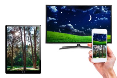 telefon tablet ve monitör önünde tutan el