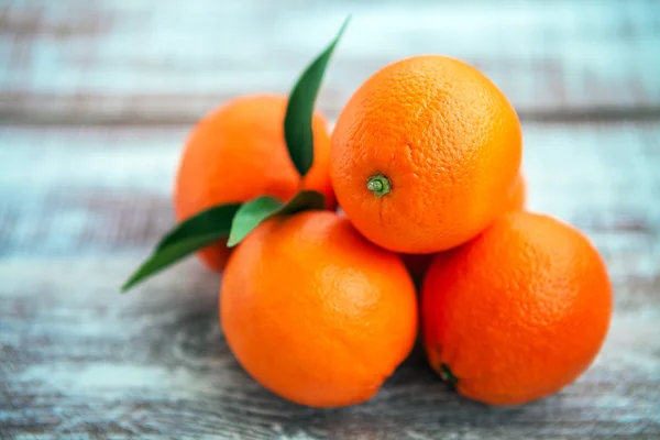 新鲜橙子用叶子 — 图库照片