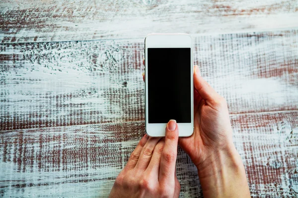 Telefono cellulare in mani di ragazza — Foto Stock