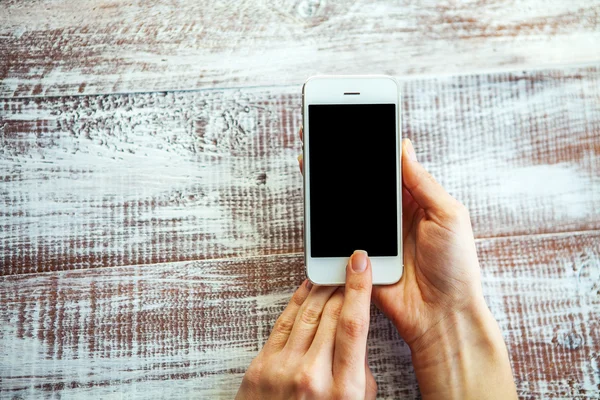 Téléphone portable dans les mains de la fille — Photo