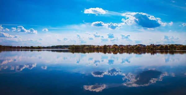 Malebný les a řeka — Stock fotografie