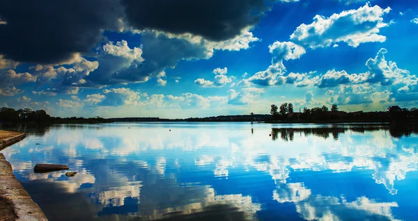 Beau ciel reflétant dans la rivière — Photo