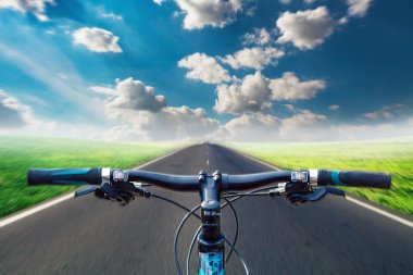 Dağ bisikleti bisiklet üzerinde.