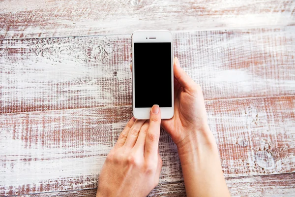 Téléphone portable dans les mains de la fille — Photo