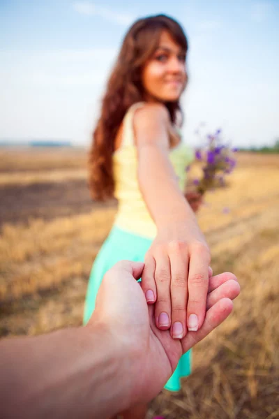 Flicka som håller en Karl på en hand — Stockfoto