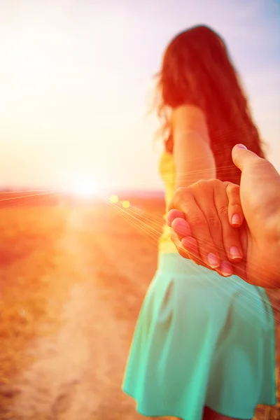 Mädchen hält einen Kerl an der Hand — Stockfoto