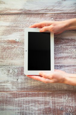 Kız ellerinde tablet