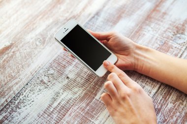 Cep telefonu ellerinde.