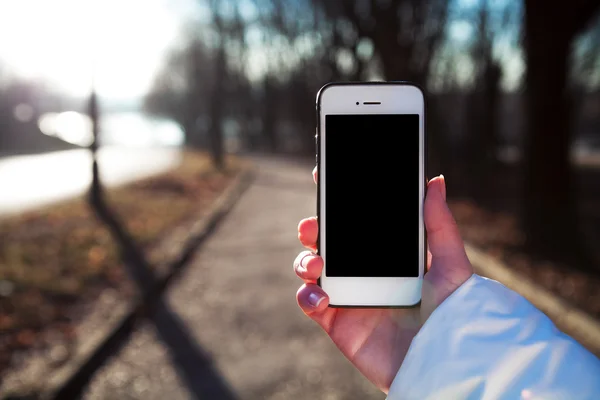 Flicka tar bilder på telefonen — Stockfoto