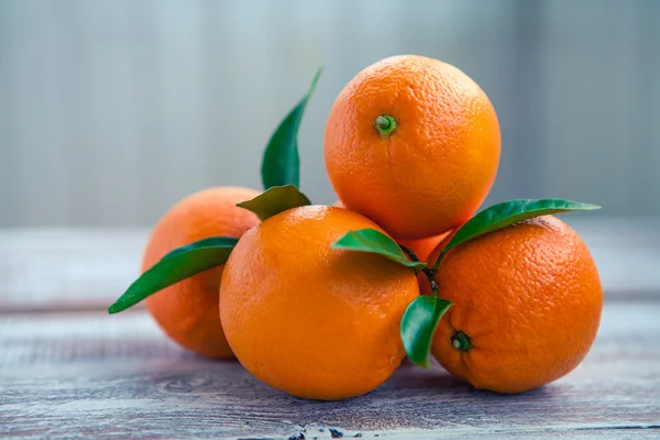 Frische Orangen mit Blättern — Stockfoto