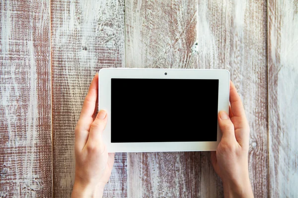 Mobiele telefoon in de handen van de meisjes — Stockfoto