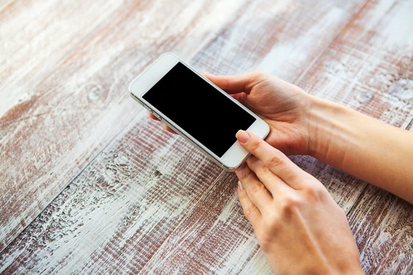 Mobiele telefoon in de handen van de meisjes — Stockfoto