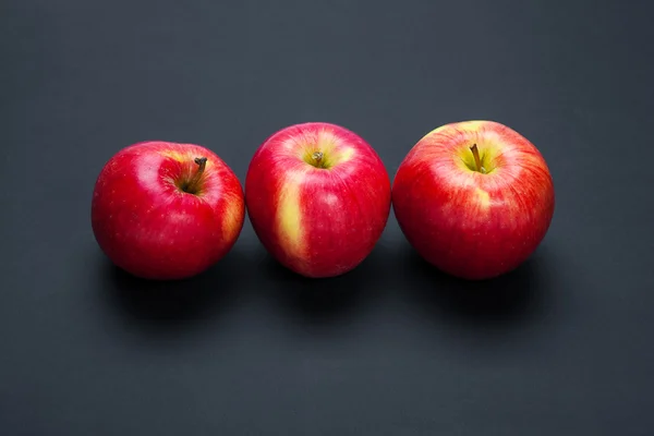 Manzana roja aislada sobre un fondo negro —  Fotos de Stock