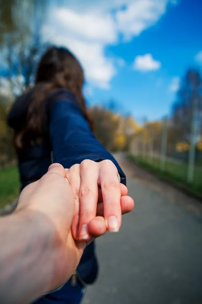 Chica sosteniendo un compañero en una mano —  Fotos de Stock