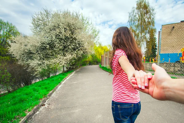 Flicka som håller en Karl på en hand — Stockfoto