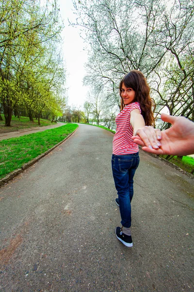 Dívka drží člověk v rukou — Stock fotografie