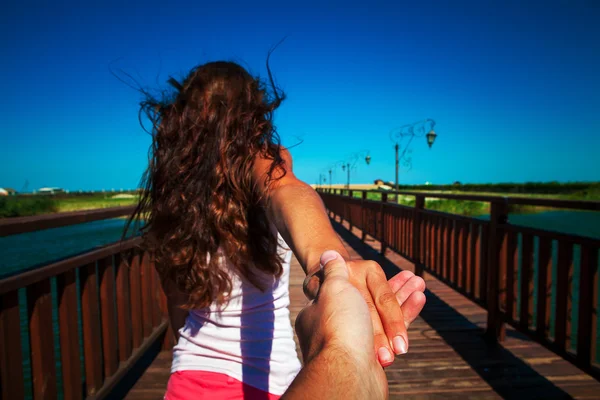 Chica sosteniendo un compañero en una mano —  Fotos de Stock